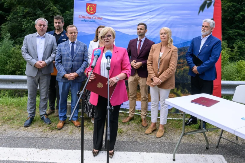 Uczestnicy podpisania umowy na zabezpieczenia osuwiska w CIsnej