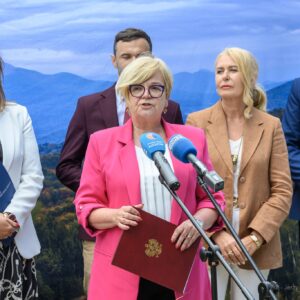 Uczestnicy podpisania umowy na zabezpieczenia osuwiska w CIsnej