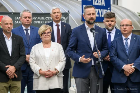 Zdjęcie przedstawia uczestników wydarzeń związanych z wizytą wicepremiera, ministra obrony narodowej Władysława Kosiniaka-Kamysza na Podkarpaciu