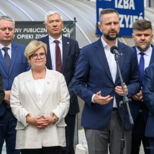 Konferencja prasowa przed Szpitalem Powiatowym w Nowej Dębie. Na pierwszym planie wojewoda podkarpacka i szef MON.