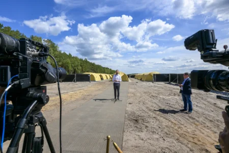 Zdjęcie przedstawia uczestników wydarzeń związanych z wizytą wicepremiera, ministra obrony narodowej Władysława Kosiniaka-Kamysza na Podkarpaciu