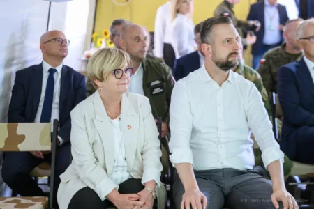 Zdjęcie przedstawia uczestników wydarzeń związanych z wizytą wicepremiera, ministra obrony narodowej Władysława Kosiniaka-Kamysza na Podkarpaciu