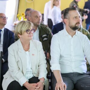 Minister obrony narodowej i wojewoda podkarpacki na spotkaniu w Szpitalu Powiatowym w Nowej Dębie.