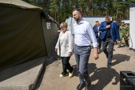 Zdjęcie przedstawia uczestników wydarzeń związanych z wizytą wicepremiera, ministra obrony narodowej Władysława Kosiniaka-Kamysza na Podkarpaciu