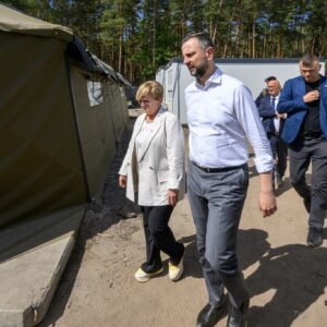 Teresa Kubas-Hul, wojewoda podkarpacki z szefem MON na poligonie Nowa Dęba - Lipa
