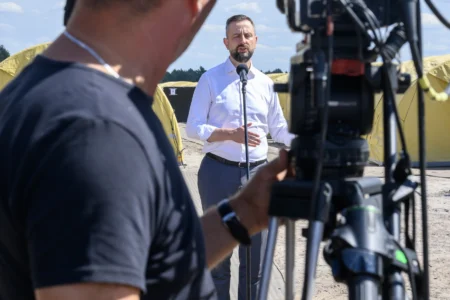 Zdjęcie przedstawia uczestników wydarzeń związanych z wizytą wicepremiera, ministra obrony narodowej Władysława Kosiniaka-Kamysza na Podkarpaciu