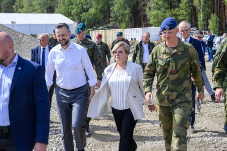 Zdjęcie przedstawia uczestników wydarzeń związanych z wizytą wicepremiera, ministra obrony narodowej Władysława Kosiniaka-Kamysza na Podkarpaciu