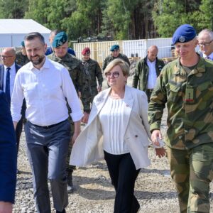 Poligon Nowa Dęba – Lipa. Wojewoda podkarpacki idąca wraz z żołnierzami oraz Władysławem Kosiniakiem-Kamyszem, szefem MON.