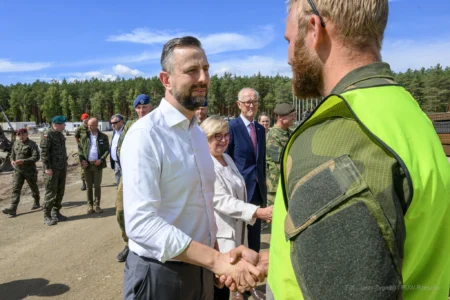 Zdjęcie przedstawia uczestników wydarzeń związanych z wizytą wicepremiera, ministra obrony narodowej Władysława Kosiniaka-Kamysza na Podkarpaciu