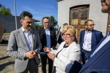 Zdjęcie przedstawia uczestników uroczystości podpisania umów kolejowych