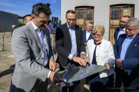 Zdjęcie przedstawia uczestników uroczystości podpisania umów kolejowych