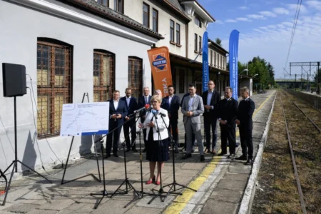 Zdjęcie przedstawia uczestników uroczystości podpisania umów kolejowych