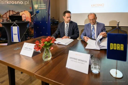 Zdjęcie przedstawia uczestników uroczystości podpisania umów kolejowych