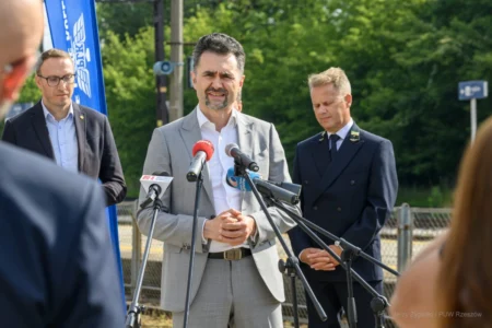 Zdjęcie przedstawia uczestników uroczystości podpisania umów kolejowych