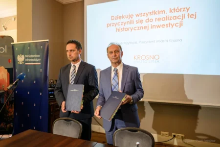 Zdjęcie przedstawia uczestników uroczystości podpisania umów kolejowych