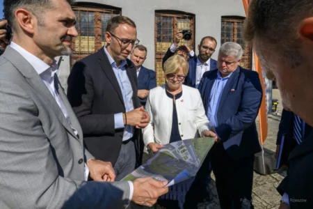 Zdjęcie przedstawia uczestników uroczystości podpisania umów kolejowych