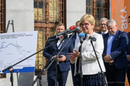 Zdjęcie przedstawia uczestników uroczystości podpisania umów kolejowych