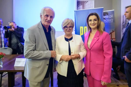 Zdjęcie przedstawia uczestników uroczystości podpisania umów kolejowych