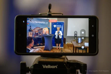 Zdjęcie przedstawia uczestników uroczystości podpisania umów kolejowych