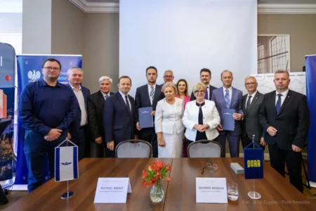 Zdjęcie przedstawia uczestników uroczystości podpisania umów kolejowych