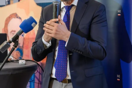 Zdjęcie przedstawia uczestników uroczystości podpisania umów kolejowych