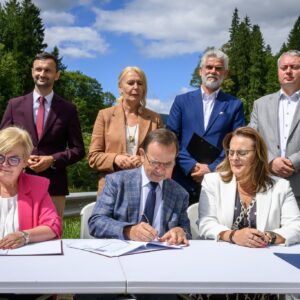 Uczestnicy podpisania umowy na zabezpieczenia osuwiska w CIsnej