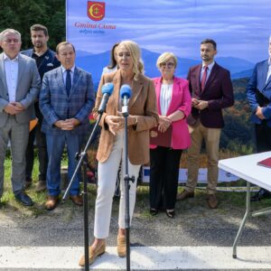 Uczestnicy podpisania umowy na zabezpieczenia osuwiska w CIsnej