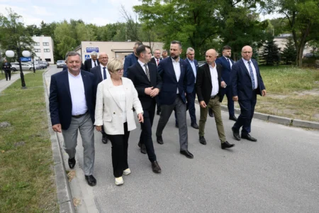 Zdjęcie przedstawia uczestników wydarzeń związanych z wizytą wicepremiera, ministra obrony narodowej Władysława Kosiniaka-Kamysza na Podkarpaciu