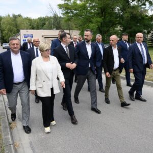 Wojewoda podkarpacki idąca z wicepremierem, dyrektorem Szpitala Powiatowego w Nowej Dębie, starostą tarnobrzeskim oraz posłem Adamem Dziedzicem.