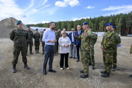 Zdjęcie przedstawia uczestników wydarzeń związanych z wizytą wicepremiera, ministra obrony narodowej Władysława Kosiniaka-Kamysza na Podkarpaciu