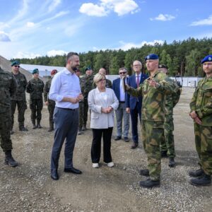 Wojewoda podkarpacki oraz wicepremier w otoczeniu żołnierzy na poligonie w Nowej Dębie.