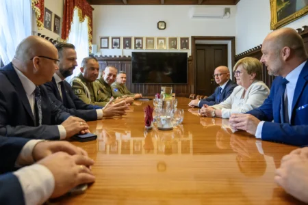 Zdjęcie przedstawia uczestników wydarzeń związanych z wizytą wicepremiera, ministra obrony narodowej Władysława Kosiniaka-Kamysza na Podkarpaciu