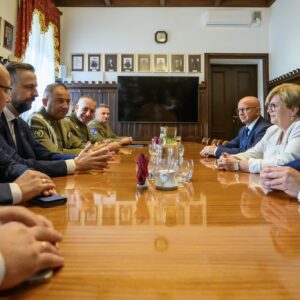 W rzeszowskim Ratuszu po jednej stronie stołu siedzą: Jerzy Tabin, dyrektor Biura Wojewody, Teresa Kubas-Hul, wojewoda podkarpacki i Konrad Fijołek, prezydent Rzeszowa a po drugiej Władysław Kosiniak-Kamysz, wicepremier i szef MON, poseł Adam Dziedzic oraz żołnierze.