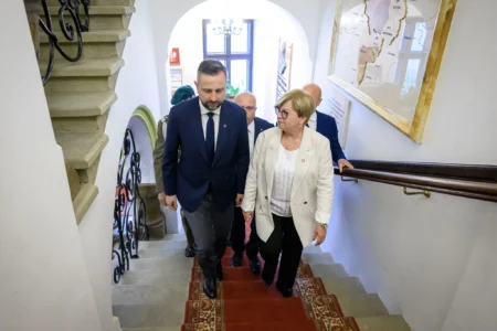 Zdjęcie przedstawia uczestników wydarzeń związanych z wizytą wicepremiera, ministra obrony narodowej Władysława Kosiniaka-Kamysza na Podkarpaciu
