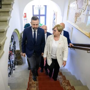 Wojewoda podkarpacki i szef MON idą po schodach rzeszowskiego Ratusza.