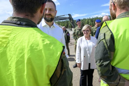 Zdjęcie przedstawia uczestników wydarzeń związanych z wizytą wicepremiera, ministra obrony narodowej Władysława Kosiniaka-Kamysza na Podkarpaciu