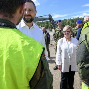 Powitanie ministra obrony narodowej z żołnierzami na poligonie.