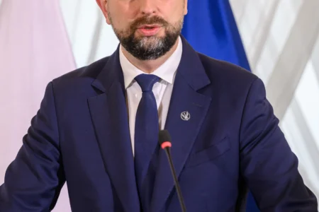 Zdjęcie przedstawia uczestników wydarzeń związanych z wizytą wicepremiera, ministra obrony narodowej Władysława Kosiniaka-Kamysza na Podkarpaciu