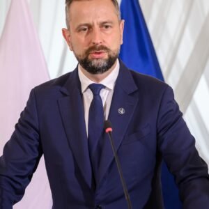 Wicepremier, minister obrony narodowej Władysław Kosiniak-Kamysz na tle flag polskiej i unijnej.