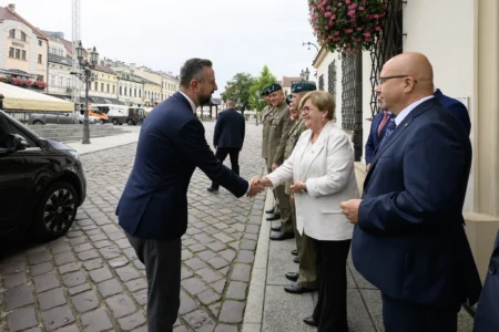 Zdjęcie przedstawia uczestników wydarzeń związanych z wizytą wicepremiera, ministra obrony narodowej Władysława Kosiniaka-Kamysza na Podkarpaciu