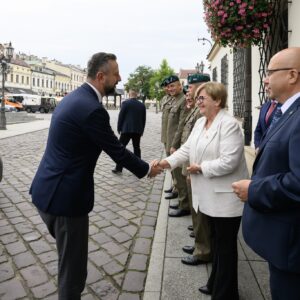 Teresa Kubas-Hul, wojewoda podkarpacki wita przez rzeszowskim ratuszem wicepremiera, szefa MON - Władysława Kosiniaka-Kamysza. Obok stoli poseł Adam Dziedzic, a w tle widać żołnierzy.