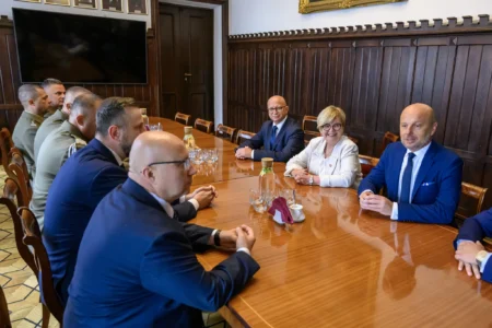 Zdjęcie przedstawia uczestników wydarzeń związanych z wizytą wicepremiera, ministra obrony narodowej Władysława Kosiniaka-Kamysza na Podkarpaciu