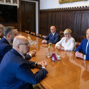 W rzeszowskim Ratuszu po jednej stronie stołu siedzą: Jerzy Tabin, dyrektor Biura Wojewody, Teresa Kubas-Hul, wojewoda podkarpacki i Konrad Fijołek, prezydent Rzeszowa a po drugiej Władysław Kosiniak-Kamysz, wicepremier i szef MON, poseł Adam Dziedzic oraz żołnierze.