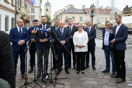 Zdjęcie przedstawia uczestników wydarzeń związanych z wizytą wicepremiera, ministra obrony narodowej Władysława Kosiniaka-Kamysza na Podkarpaciu