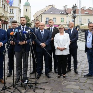 Konferencja prasowa przed rzeszowskim ratuszem. Przy mikrofonach wicepremier Władysław Kosiniak-Kamysz.