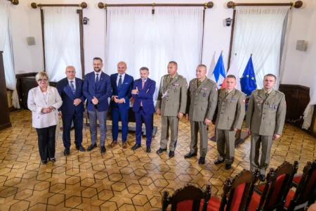 Zdjęcie przedstawia uczestników wydarzeń związanych z wizytą wicepremiera, ministra obrony narodowej Władysława Kosiniaka-Kamysza na Podkarpaciu