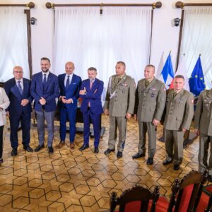 W sali sesyjnej rzeszowskiego Ratusza. W uroczystości udział wzięli także m.in. Adam Dziedzic, poseł na Sejm RP, Teresa Kubas-Hul, wojewoda podkarpacki, gen. bryg. Tadeusz Nastarowicz, dowódca 21. Brygady Strzelców Podhalańskich, płk Andrzej Magiera, dowódca 4. Brygady Logistycznej, ppłk. Krzysztof Łazorczyk, dowódca Batalionu Remontowego w Rzeszowie, ppłk Adam Kozłecki, zastępca Komendanta 34. Wojskowego Oddziału Gospodarczego w Rzeszowie, a także Konrad Fijołek, prezydent Rzeszowa, Grzegorz Wrona, zastępca prezydenta Rzeszowa, Jerzy Tabin, dyrektor Biura Wojewody.