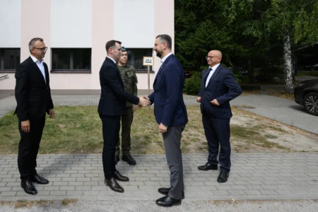 Zdjęcie przedstawia uczestników wydarzeń związanych z wizytą wicepremiera, ministra obrony narodowej Władysława Kosiniaka-Kamysza na Podkarpaciu