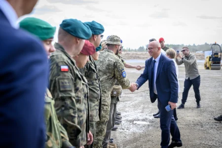 Zdjęcie przedstawia uczestników wydarzeń związanych z wizytą wicepremiera, ministra obrony narodowej Władysława Kosiniaka-Kamysza na Podkarpaciu