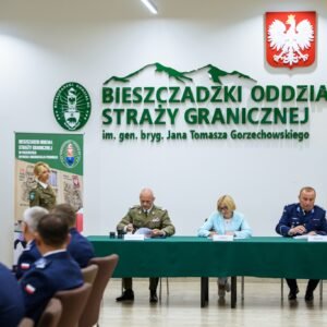 Zdjęcie przedstawia uczestników uroczystości podpisania porozumienia między strażą graniczną, policją a podkarpackimi szkołami średnimi